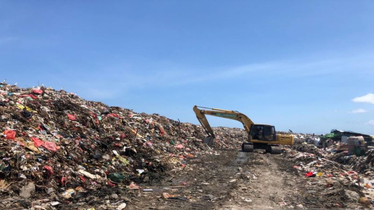 Alat untuk mengeruk sampah di TPA Suwung saat sedang beroperasi, Denpasar. ANTARA/Ni Putu Putri Muliantari