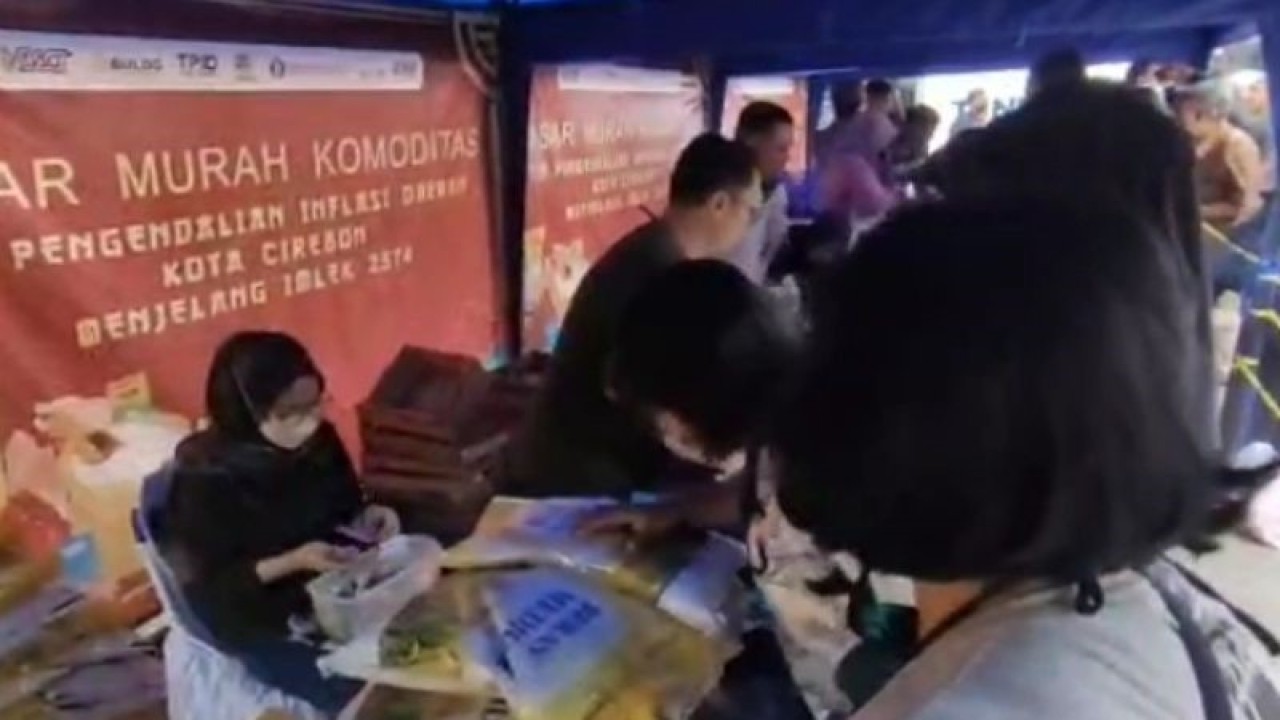Warga saat akan membeli sembako di pasar murah yang di gelar TPID Kota Cirebon, Jawa Barat, Rabu (18/1/2023). (ANTARA/Khaerul Izan)
