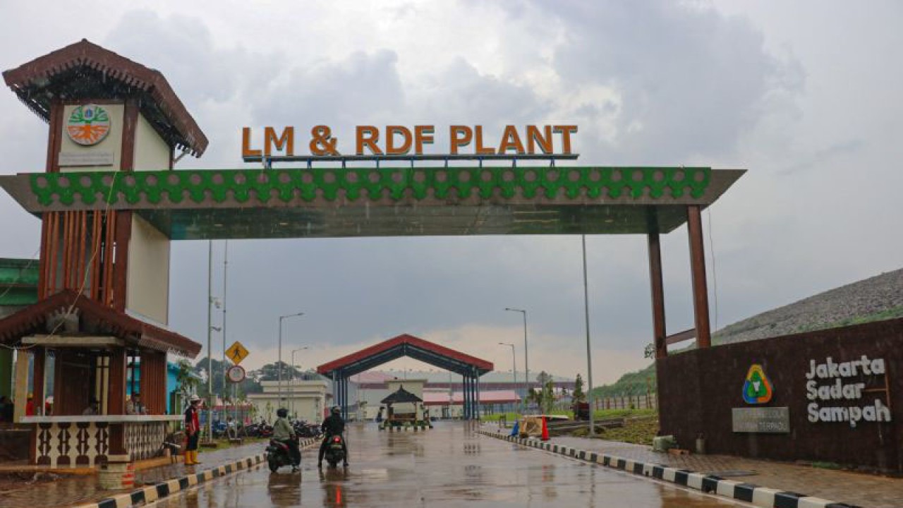 Fasilitas pengolahan sampah menjadi bahan bakar alternatif untuk industri semen di TPST Bantar Gebang, Bekasi, Jawa Barat, Senin (2/1/2022). ANTARA/HO-Pemprov DKI