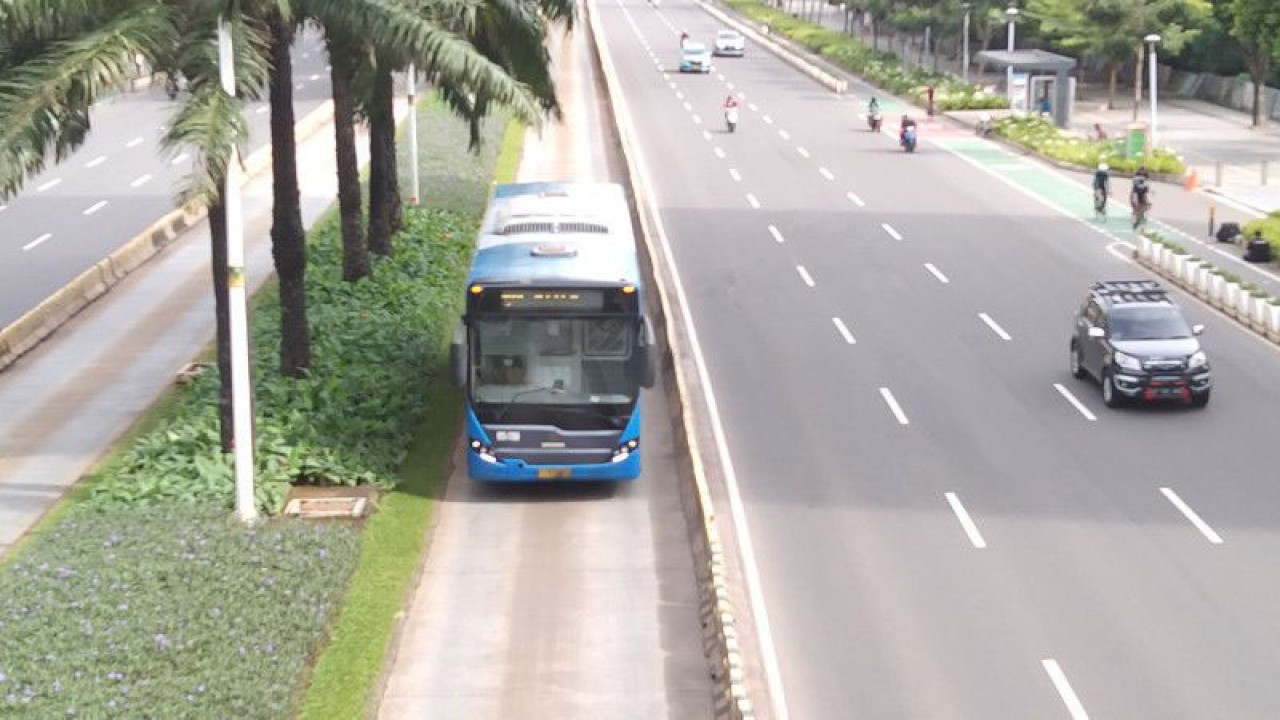 Arsip armada TransJakarta koridor 1 Blok M-Kota melintas di Jalan Jenderal Sudirman, Jakarta Selatan, Sabtu (25/12/2021). ANTARA/Dewa Ketut Sudiarta Wiguna