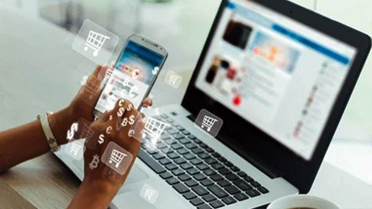 Ilustrasi - Seorang konsumen mengunakan gawainya untuk berbelanja secara online. ANTARA/Shutterstock/Phunkod/am.