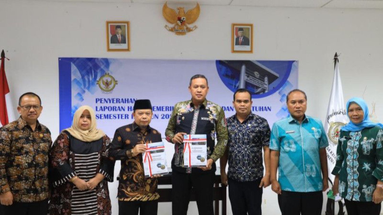 Pelaksana Tugas Wali Kota Bekasi Tri Adhianto (tengah) bersama Ketua DPRD Kota Bekasi Saifuddaulah (ketiga dari kiri) dan jajaran pejabat terkait menerima hasil laporan pemeriksaan dari BPK RI Perwakilan Jawa Barat, pekan lalu. (FOTO ANTARA/HO-Pemkot Bekasi/2023).