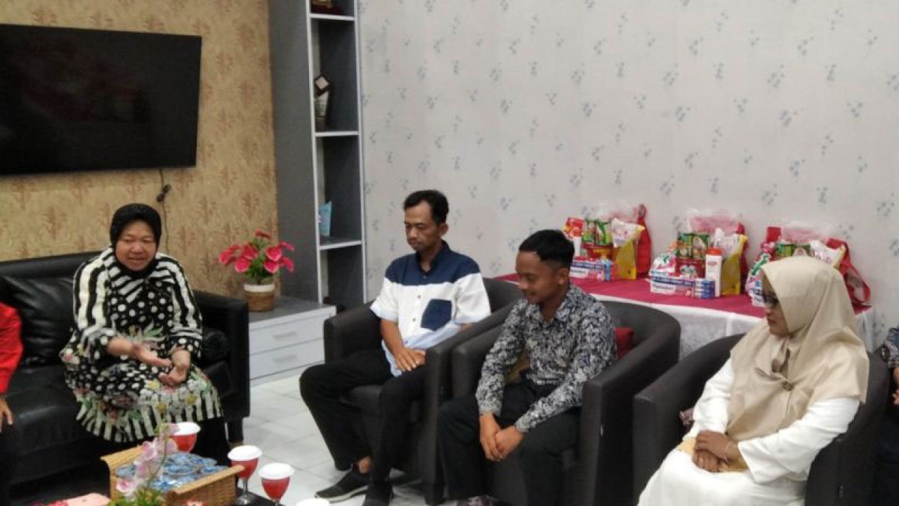 Menteri Sosial Tri Rismaharini berbincang dengan keluarga dua mahasiswa yang meninggal karena tersetrum listrik saat melintasi area banjir Kota Semarang beberapa waktu lalu serta penerima bantuan terdampak banjir lainnya di kantor Sentra Margo Laras Pati, Jumat (6/1/2023). (ANTARA/Akhmad Nazaruddin Lathif)