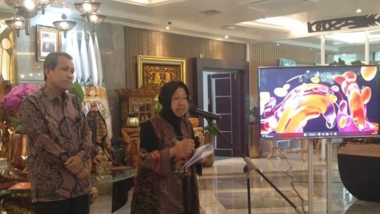 Menteri Sosial Tri Rismaharini bersama Pahala Nainggolan, Koordinator Pelaksana Strategi Nasional Pencegahan Korupsi (Stranas PK) di Kantor Kementerian Sosial, Jakarta, Jumat (13/1/2023). (ANTARA/Devi Nindy)