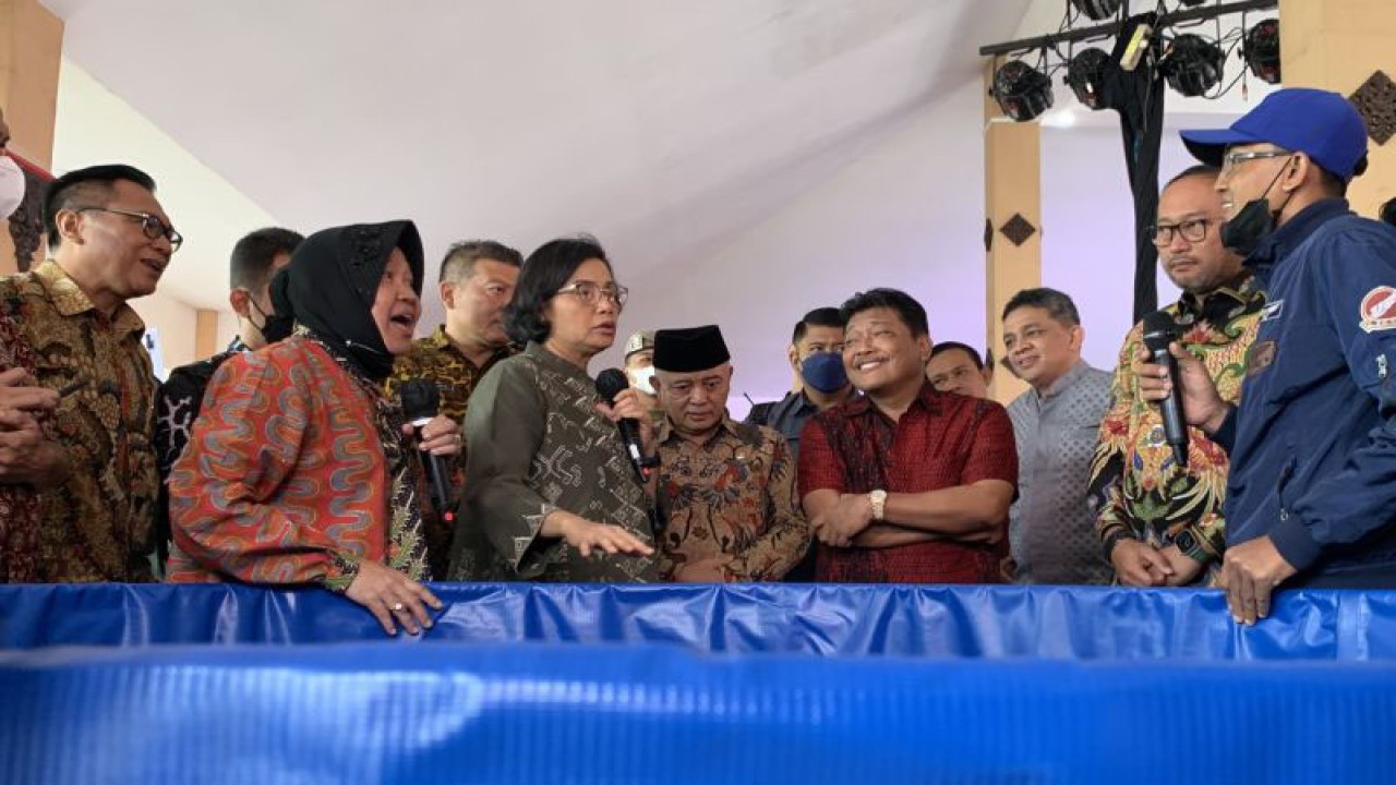 Menteri Sosial Tri Rismaharini (kedua kiri) bersama Menteri Keuangan Sri Mulyani (ketiga kiri) berbicara dengan salah satu penerima manfaat bantuan sosial, di Kecamatan Pujon, Kabupaten Malang, Jawa Timur, Jumat (20/1/2023). (ANTARA/Vicki Febrianto)