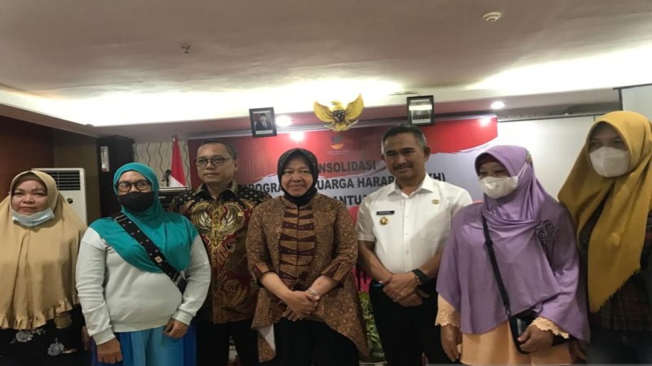 Menteri Sosial Tri Rismaharini, anggota DPR RI Komisi VI Deddy Yevri Sitorus bersama penerima manfaat program keluarga harapan pada agenda Konsolidasi PKH di Tarakan, Kalimantan Utara, Rabu (25/1/2023) (ANTARA/Devi Nindy)