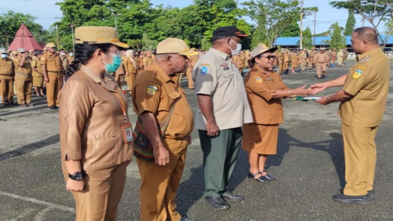 Penjabat Bupati Jayapura, Triwarno Purnomo (kanan), saat menyerahkan DPA kepada OPD di Lapangan Upacar Kantor Bupati Jayapura, Senin (16/1). ANTARA/HO-Humas Pemerintah Kabupaten Jayapura