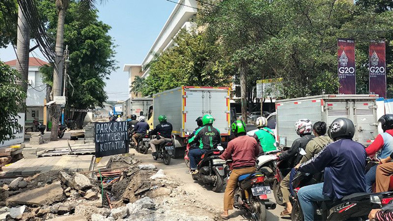 Revitalisasi trotoar di kawasan Kota Tua, Taman Sari, Jakarta Barat, Selasa (14/6/2022). ANTARA/Walda Marison/aa.