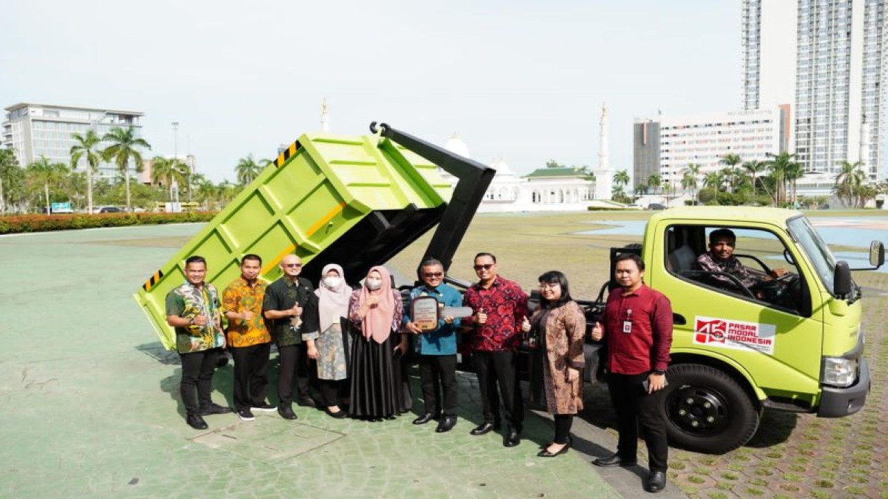 Pemkot Batam terima satu truk angkutan sampah dari Pasar Modal Indonesia di Dataran Engku Putri, Batam (12/1/2023) (ANTARA/HO-Pemkot Batam)