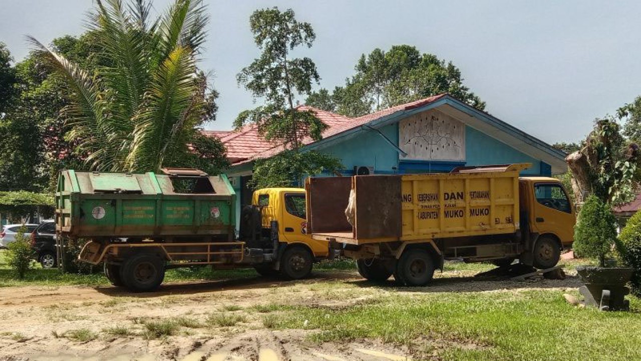 Dua mobil truk pengangkut sampah di Dinas Lingkungan Hidup Kabupaten Mukomuko, Minggu (8/1/2023) ANTARA/Ferri.