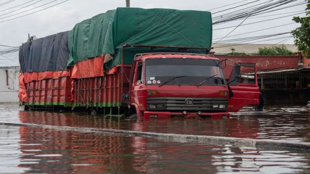 Ilustrasi - Sebuah truk mogok akibat menerjang banjir yang merendam Jalur Pantura Kaligawe-Genuk, Semarang, Jawa Tengah, Senin (2/1/2023). ANTARA FOTO/Aji Styawan/wsj.
