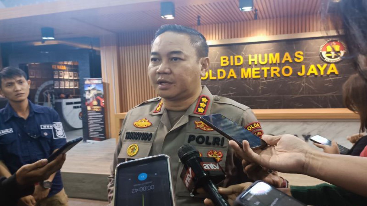 Kabid Humas Polda Metro Jaya Kombes Trunoyudo Wisnu Andiko melakukan sesi tanya jawab kepada wartawan di Polda Metro Jaya, Selasa (17/1/2023). ANTARA/ Ilham Kausar