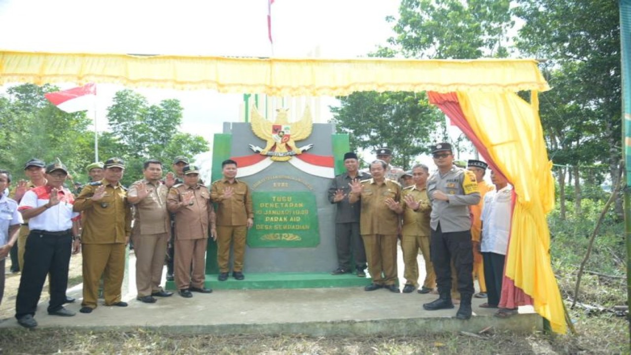Bupati Sambas berfoto bersama masyarakat di Tugu Vetaran 10 Januari 1949 di Sempadian (ANTARA/Imbran)
