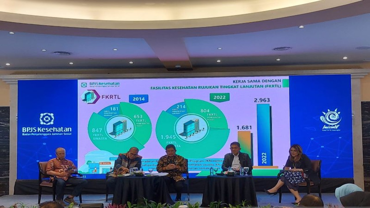 Ketua Pengurus Harian YLKI Tulus Abadi (kiri), Wakil Ketua Komisi IX DPR RI Emanuel Melkiades Laka Lena (kedua kiri), Dirut BPJS Kesehatan Ghufron Mukti (tengah), Deputi Bidang Pembangunan Manusia Kantor Staf Presiden (KSP) Abetnego Tarigan (kanan) saat menjadi pembicara dalam acara Diskusi Publik 10 Tahun Program JKN di Jakarta, Senin (30/1/2023). (ANTARA/Andi Firdaus).