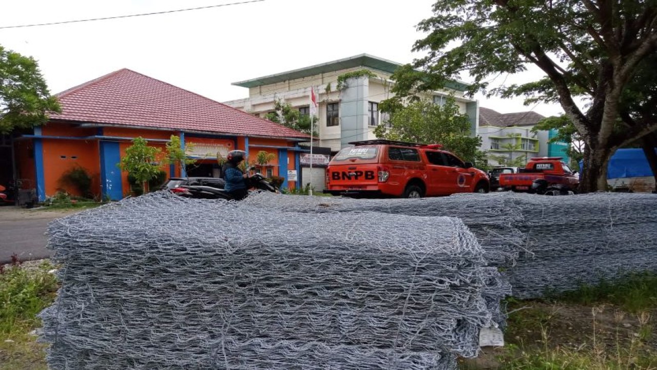 Tumpukan kawat beronjong di depan Kantor Badan Penanggulangan Bencana Daerah (BPBD) Kota Mataram, Provinsi Nusa Tenggara Barat, menunggu jadwal pemasangan di Pantai Mapak Indah untuk mencegah abrasi. (Foto: ANTARA/Nirkomala)