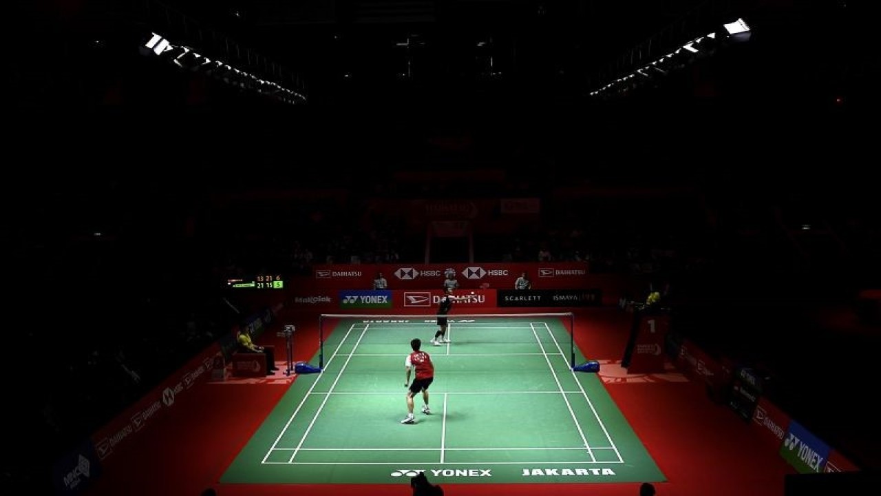 Pebulu tangkis tunggal putra Indonesia Jonatan Christie (atas) mengembalikan kok ke arah lawannya pebulu tangkis tunggal putra China Shi Yu Qi dalam babak semifinal turnamen Daihatsu Indonesia Masters 2023 di Istora Gelora Bung Karno, Senayan, Jakarta, Sabtu (28/1/2023). . ANTARA FOTO/M Risyal Hidayat/YU (ANTARA FOTO/M RISYAL HIDAYAT)
