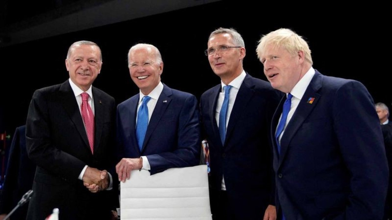 Presiden Amerika Serikat Joe Biden (kedua kiri), Presiden Turki Recep Tayyip Erdogan (kiri), PM Inggris Boris Johnson (kanan) dan Sekjen Organisasi Pakta Pertahanan Atlantik Utara (NATO) Jens Stoltenberg (kedua kanan) berfoto bersama di sela-sela KTT NATO, Madrid, Spanyol, Rabu (29/6/2022). Dalam pertemuan tersebut, NATO mendeklarasikan Rusia sebagai "ancaman langsung dan signifikan" terhadap perdamaian dan keamanan anggotanya. ANTARA FOTO/Susan Walsh/Pool via REUTERS/wsj.
