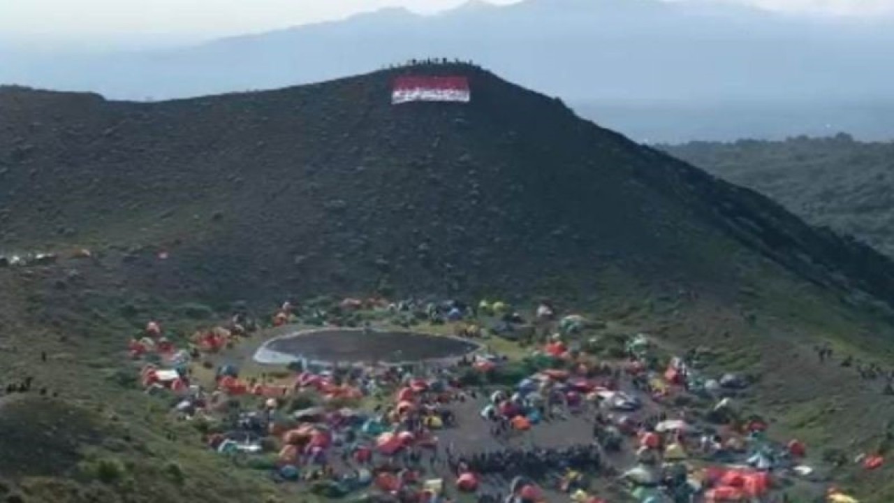 Pengibaran bendera merah putih ukuran raksasa di gunung api Bukit Kaba Kabupaten Rejang Lebong, Provinsi Bengkulu, pada tanggal 17 Agustus 2022 lalu. dok. ANTARA