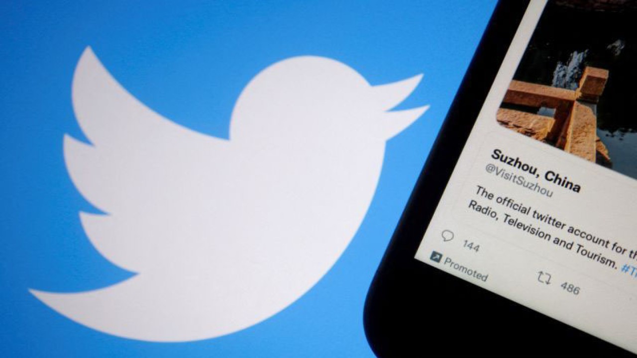 Arsip Foto - Tweet yang dipromosikan di kota Suzhou China ditampilkan di ponsel dekat logo Twitter, Kamis (8/9/2022). ANTARA/REUTERS/Florence Lo/am.