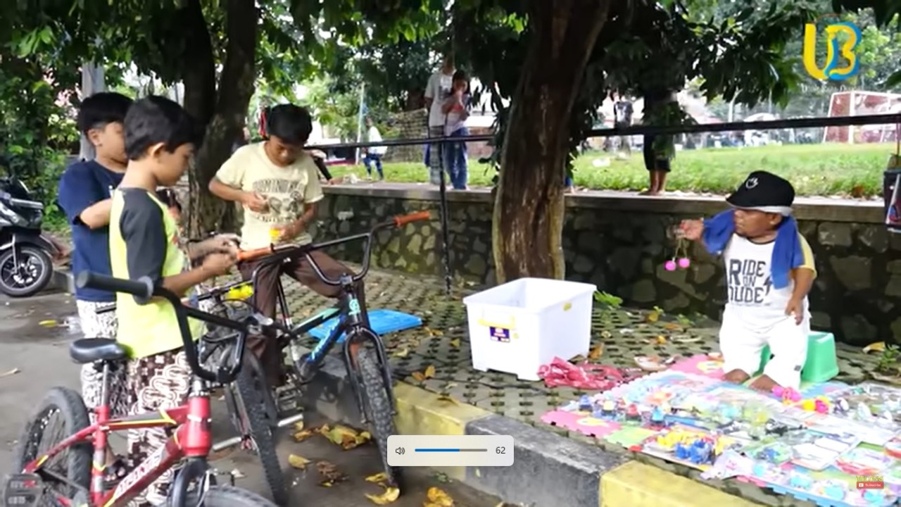 Ucok Baba dagang lato-lato di trotoar/ist