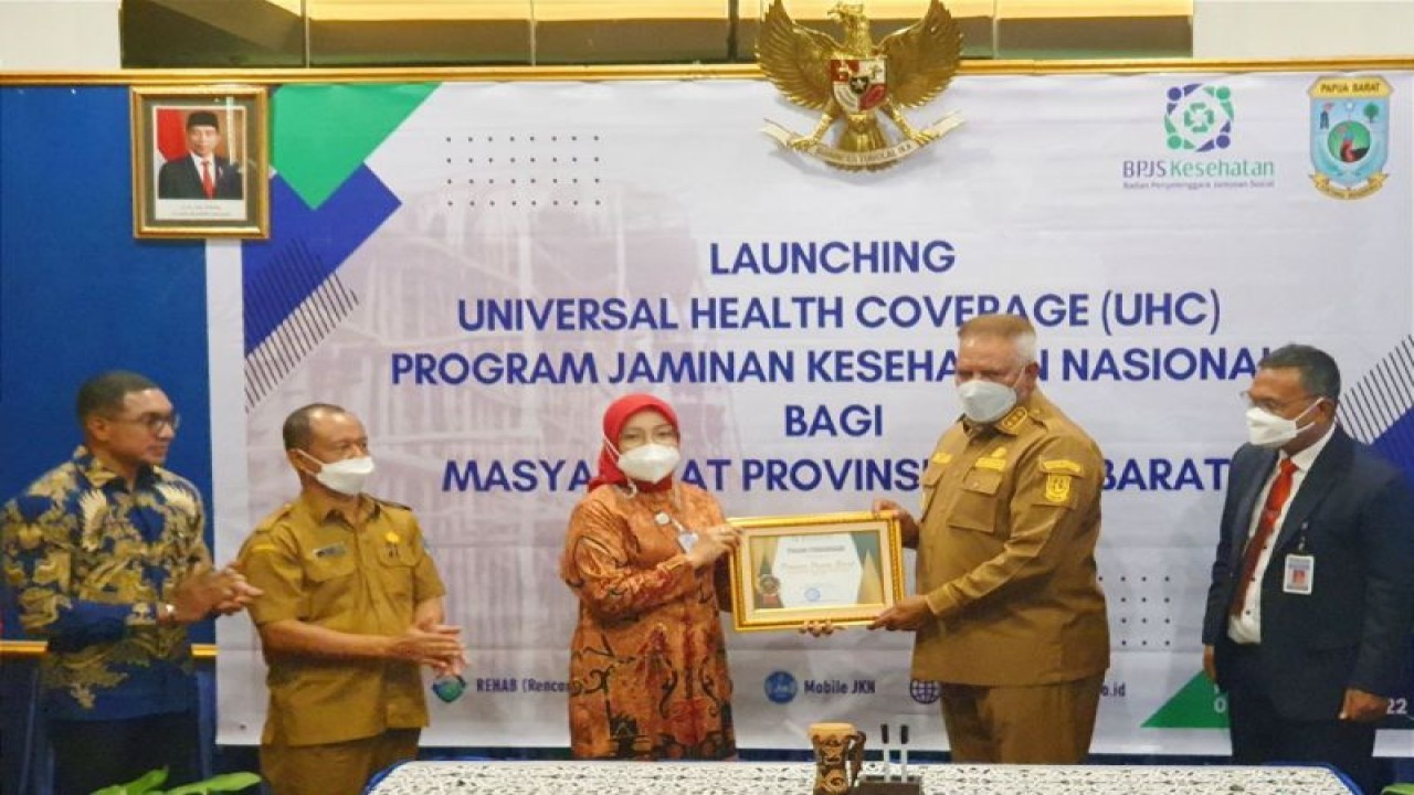 Gubernur Papua Barat saat menerima penghargaan Universal Health Coverage (UHC) (ANTARA/HO HUMAS BPJS KESEHATAN)