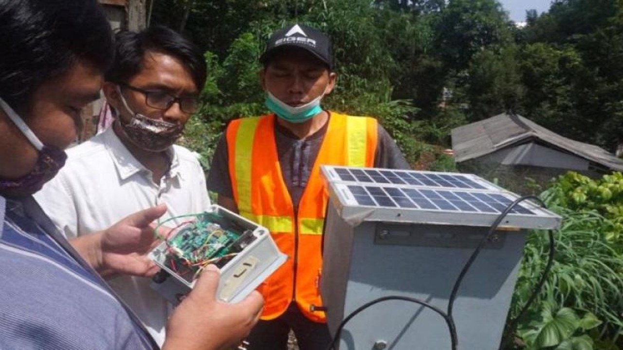 Tim Peneliti FMIPA UI mengembangkan Landslide 2.0, yaitu Landslide Early Warning System (LEWS) untuk pemantauan tanah longsor jarak jauh secara online.  ((ANTARA/HO:Humas UI)
