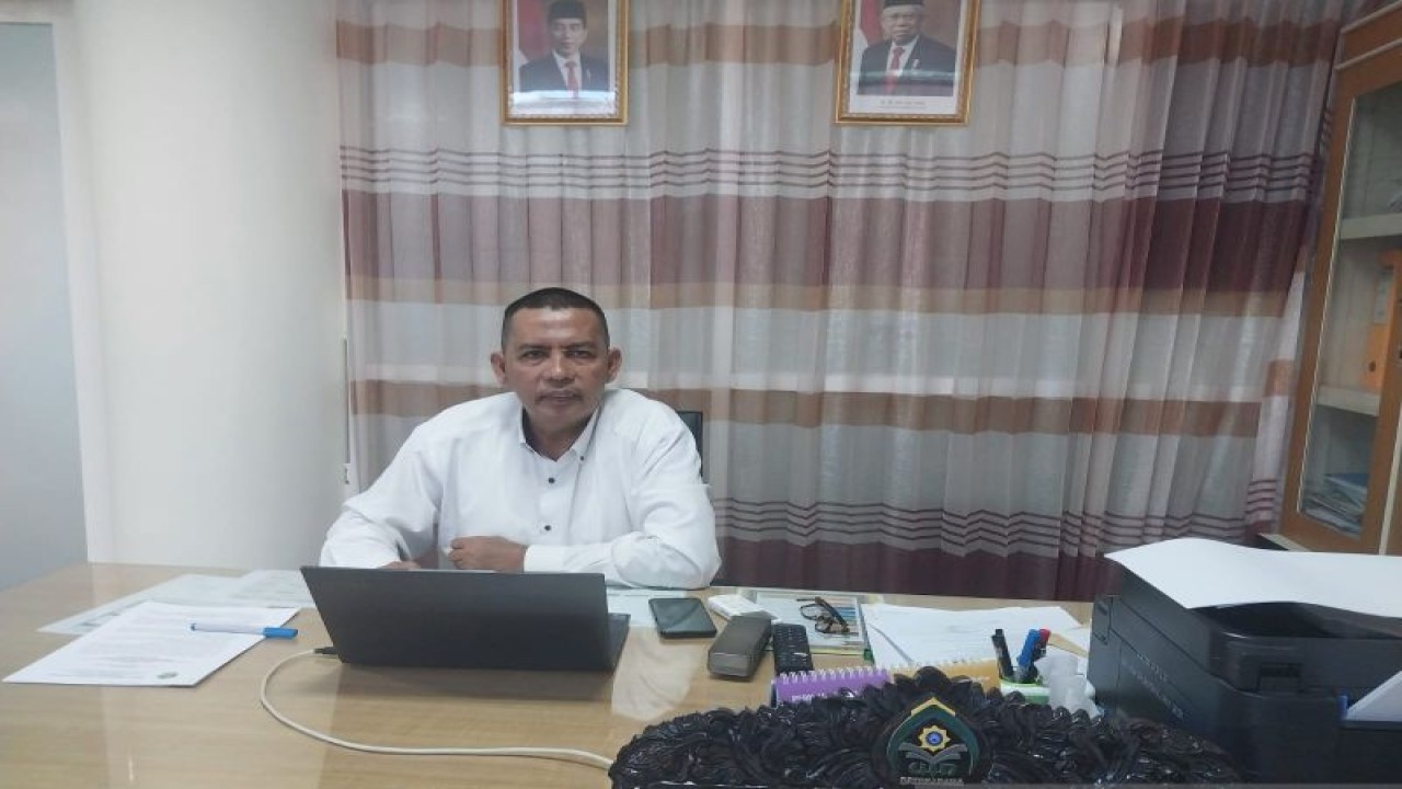 Kepala Biro Administrasi Umum, Perencanaan, dan Keuangan (AUPK) UIN Datokarama Suleman ditemui di ruang kerjanya, di UIN Palu, Senin (16/1/2023). (ANTARA/Muhammad Hajiji)