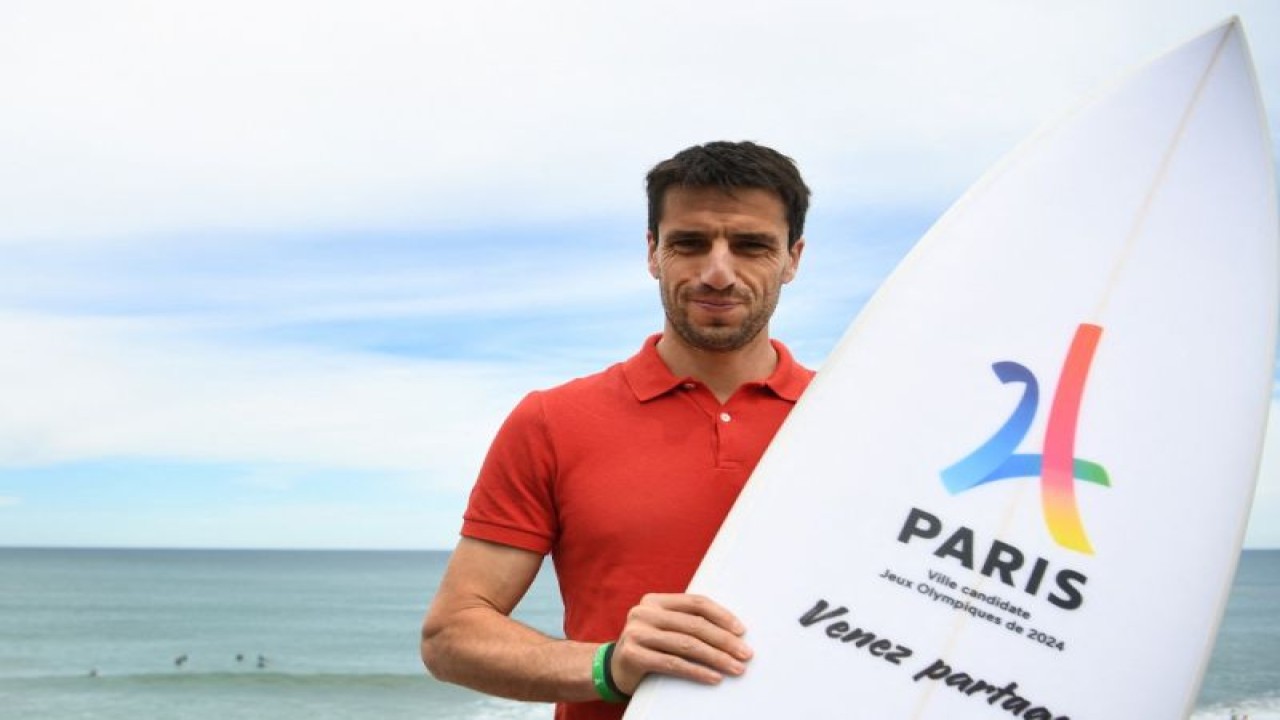Logo Olimpiade Paris 2024 terlihat di papan luncur yang dipegang presiden kampanye ketuanrumahan Paris untuk Olimpiade 2024, Tony Estanguet, di Biarritz, Prancis, pada 21 Mei 2017. (AFP/FRANCK FIFE)