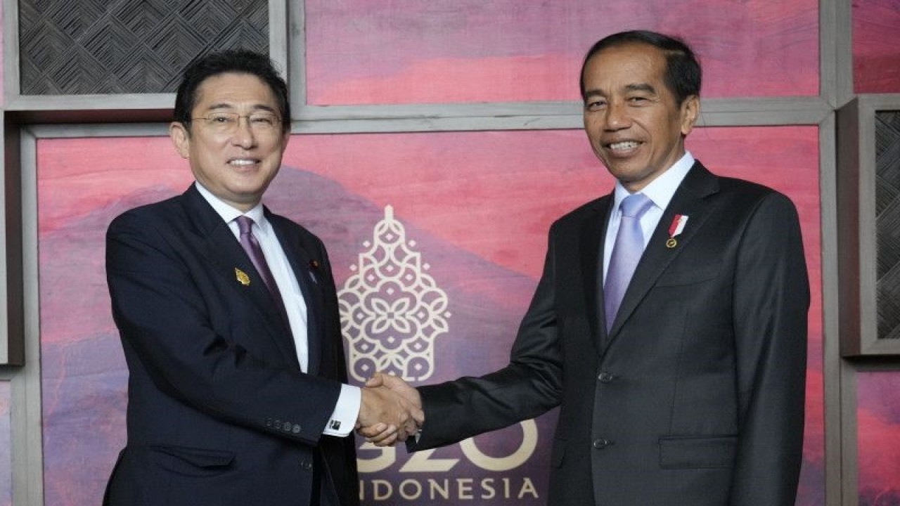 Arsip - Perdana Menteri Jepang Fumio Kishida bersama Presiden Joko Widodo (Jokowi) saat pertemuan bilateral menjelang puncak KTT G20 di Nusa Dua, Bali, Senin (14/11/2022). ANTARA FOTO/Achmad Ibrahim/POOL/nym. (AP/Achmad Ibrahim)