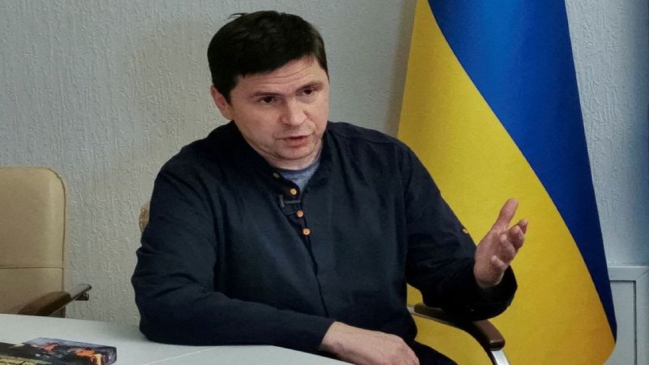 Dokumentasi Mykhailo Podolyak, penasihat politik Presiden Ukraina Volodymyr Zelenskyy, berbicara selama wawancara dengan Reuters, di tengah serangan Rusia terhadap Ukraina, di Kiev, Ukraina, 2 November 2022. ANTARA/REUTERS/Sergiy Voloshyn/as