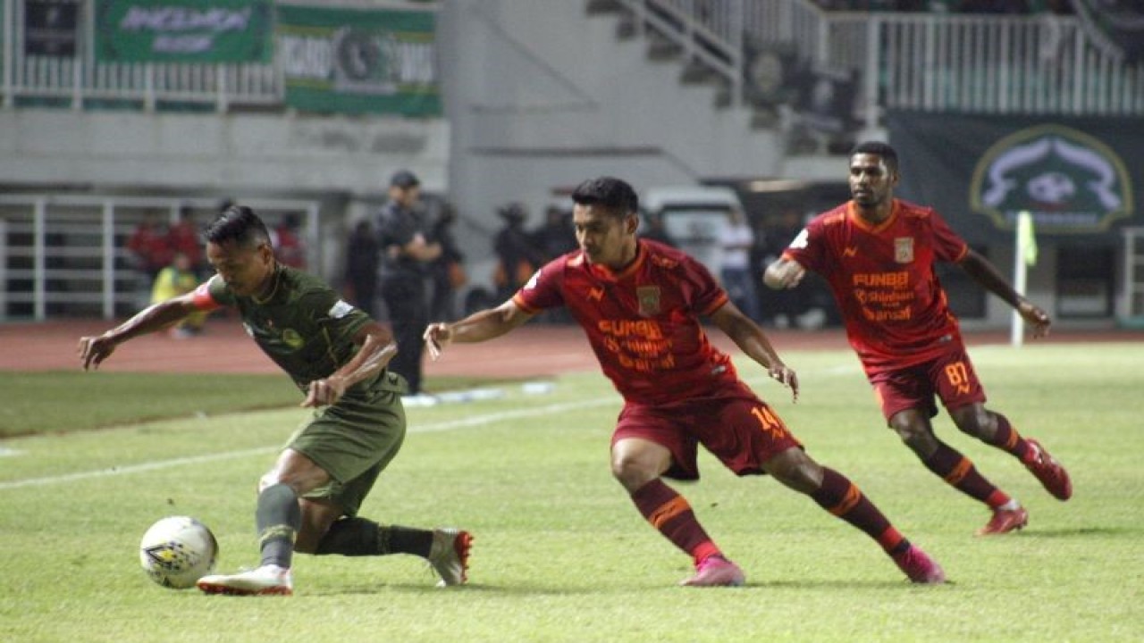 Pesepak bola Tira Persikabo Abduh Lestaluhu (kiri) menguasai bola dibayangi pesepak bola Borneo FC Abrizal Umanailo (tengah) pada lanjutan Liga 1 di Stadion Pakansari, Cibinong, Bogor, Jawa Barat, Minggu (1/9/2019). ANTARA FOTO/Yulius Satria Wijaya/foc.