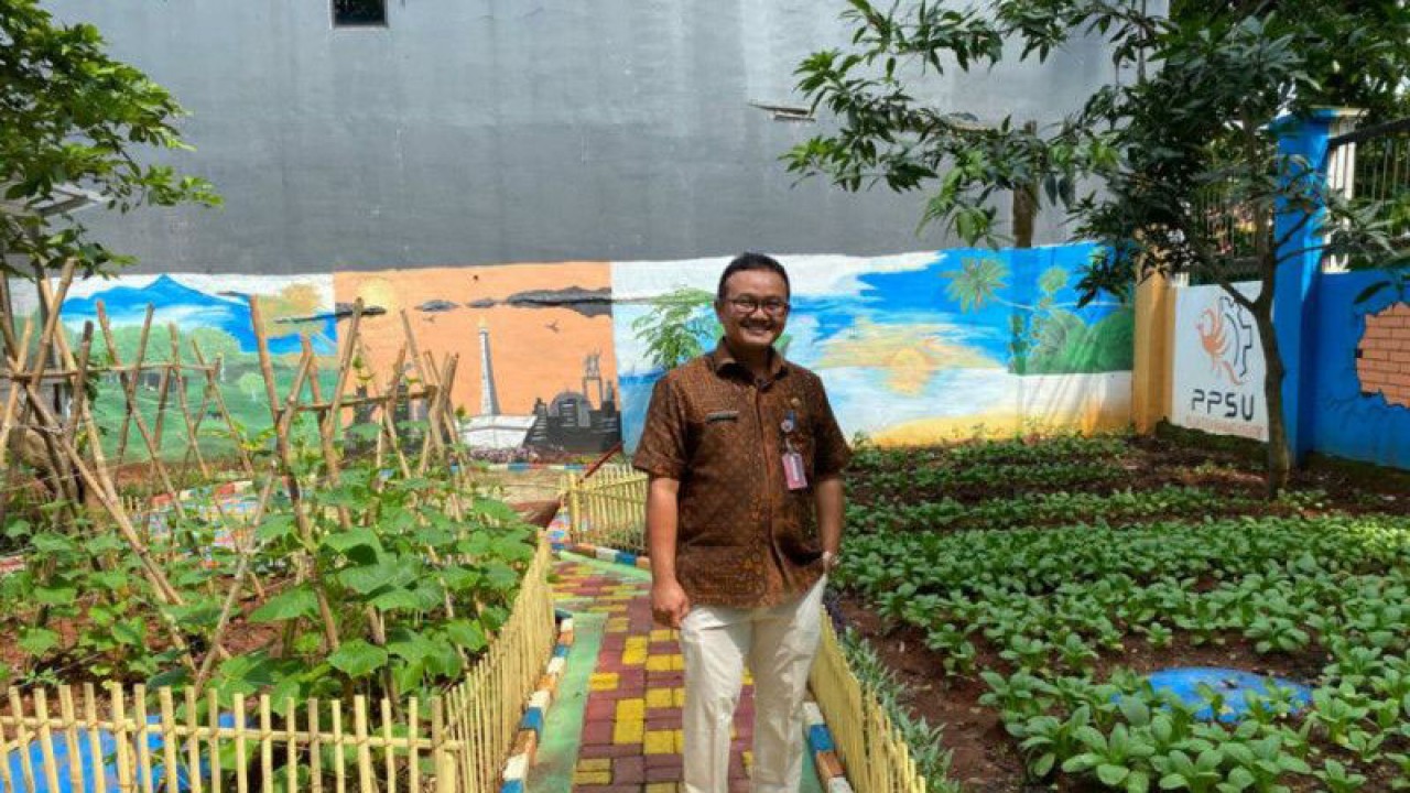 Lurah Pejaten Barat Asep Umar memamerkan Taman Perubahan di wilayahnya, Jakarta, Senin (9/1/2023). ANTARA/Luthfia Miranda Putri