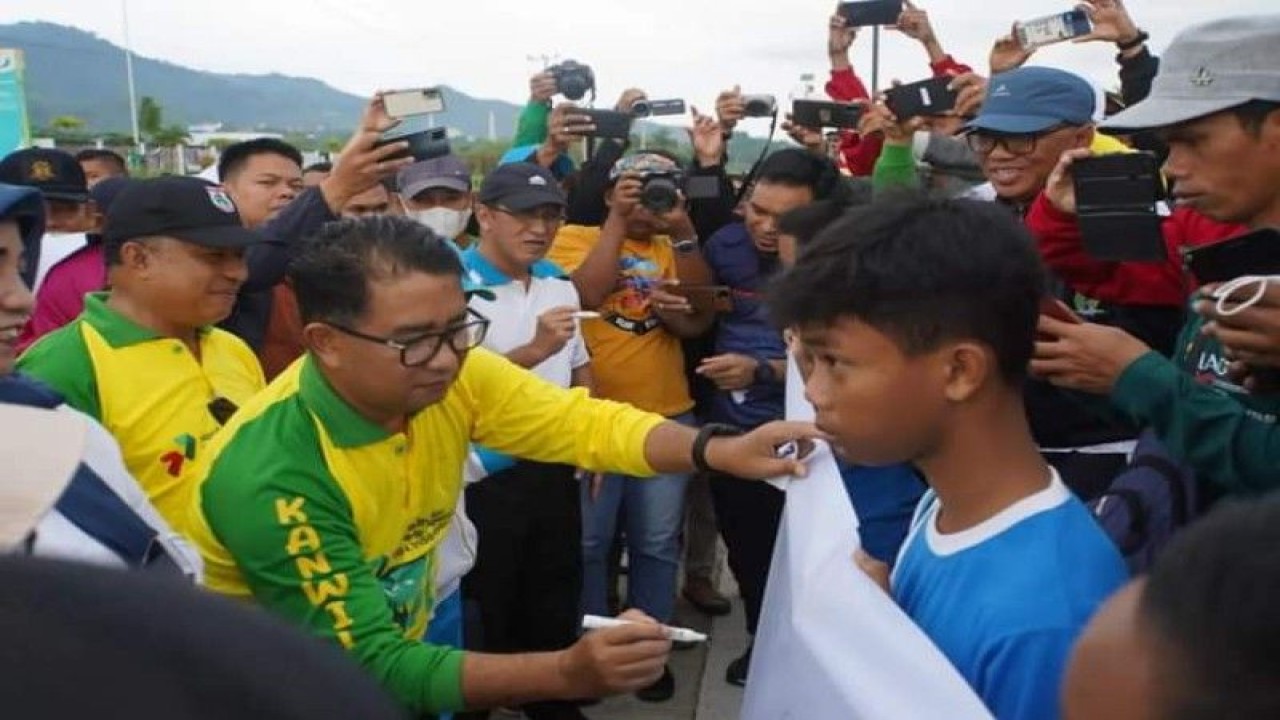 Penjabat Gubernur Sulbar Akmal Malik pada acara jalan santai peringatan hari amal bakti Kemenag Sulbar, Gubernur meminta umat beragama membantu pemerintah mencegah pernikahan usia dini dan pencegahan stunting di Mamuju, Sabtu (14/1/2022). ANTARA Foto/M Faisal Hanapi