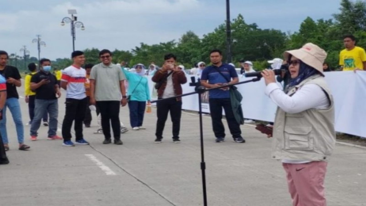 Ketua Bawaslu Provinsi Sulawesi Barat (Sulbar) Fitrinela Patonangi pada acara deklarasi pemilu damai dan meminta kepada umat beragama agar mendukung terciptanya Pemilu damai di Mamuju, Minggu (15/1/2022). ANTARA/ M Faisal Hanapi