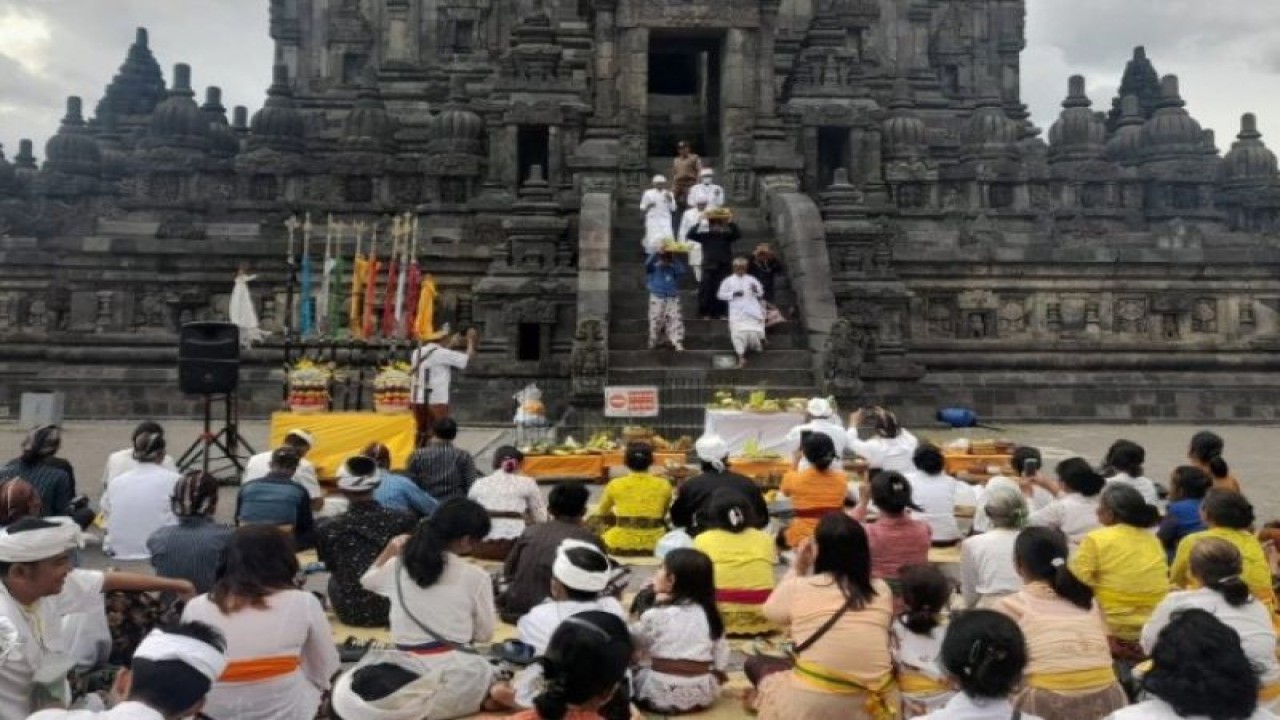 Umat Hindu melakukan persembahyangan galungan di Prambanan. (ANTARA/HO-Kemenag)