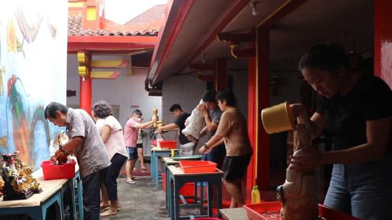 Umat Tri Dharma memandikan puluhan rupang di Kelenteng Kong Ling Bio Temanggung. ANTARA/Heru Suyitno