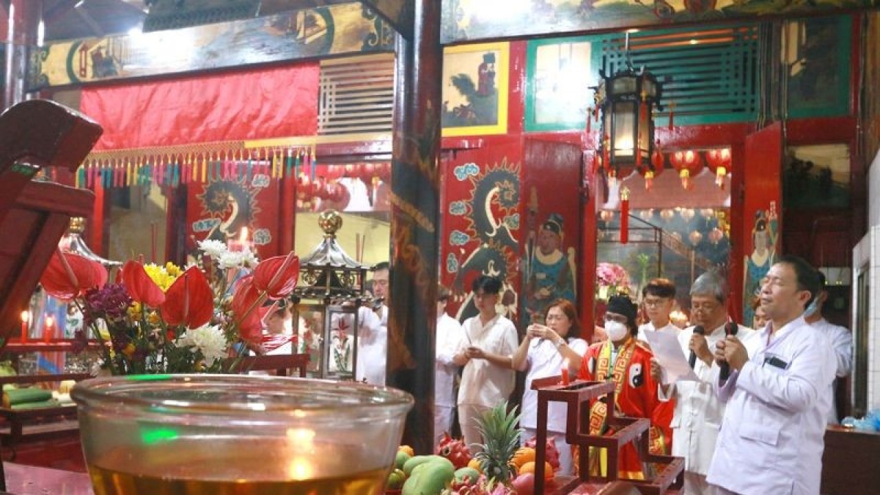 Sejumlah umat Tridharma warga keturunan Tionghoa melakukan sembahyang King Thien Kong di Tempat Ibadah Tridharma (TITD) Tulus Harapan Kita di Kota Gorontalo, Gorontalo, Senin dini hari (30/1/2023). ANTARA/Adiwinata Solihin