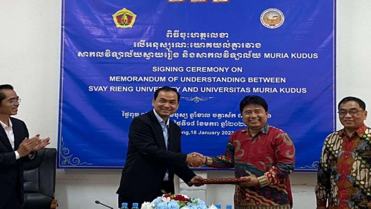 Rektor UMK Darsono bersama Rektor Svay Rieng University (SRU) H.E. TUM Saravuth menunjukkan nota kesepakatan atau Memorandum of Understanding (MoU) bersama antara UMK dengan SRU di kampus yang ada di Kamboja pada Rabu (18/1/2023). (ANTARA/HO-UMK.)