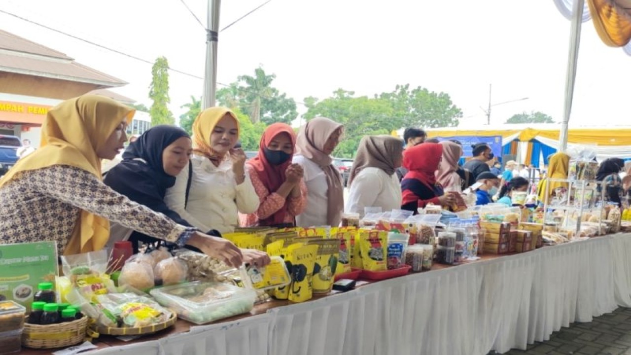 Ilustrasi- Pelaku UMKM Lampung yang masuk dalam kategori pekerja informal dan perlu pula mendapatkan perlindungan sosial ketenagakerjaan. ANTARA/Ruth Intan Sozometa Kanafi.