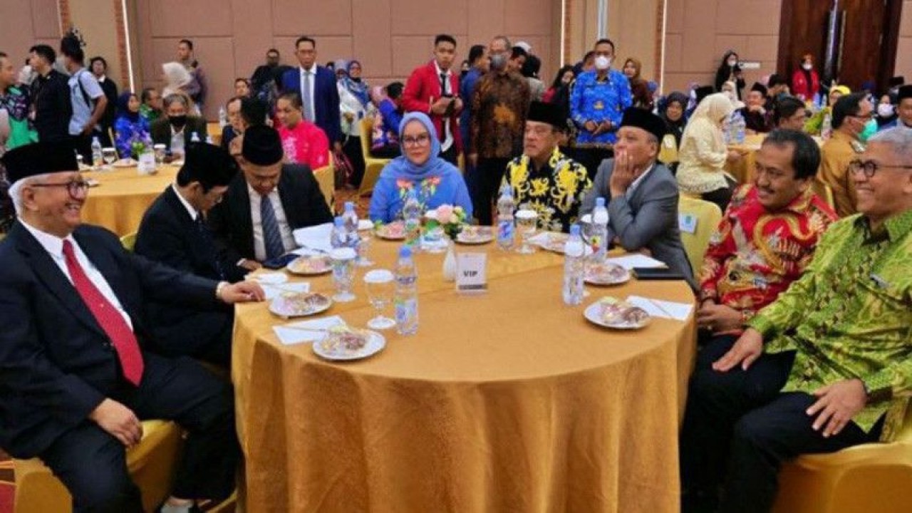 Wakil Ketua I DPRD Kalteng Abdul Razak (keempat kanan) dan Wakil Ketua III DPRD Kalteng Faridawaty Darland Atjeh saat menghadiri pelantikan Dr M Yusuf sebagai Rektor UMPR di Palangka Raya, Selasa (17/1/2023). ANTARA/dokumen pribadi