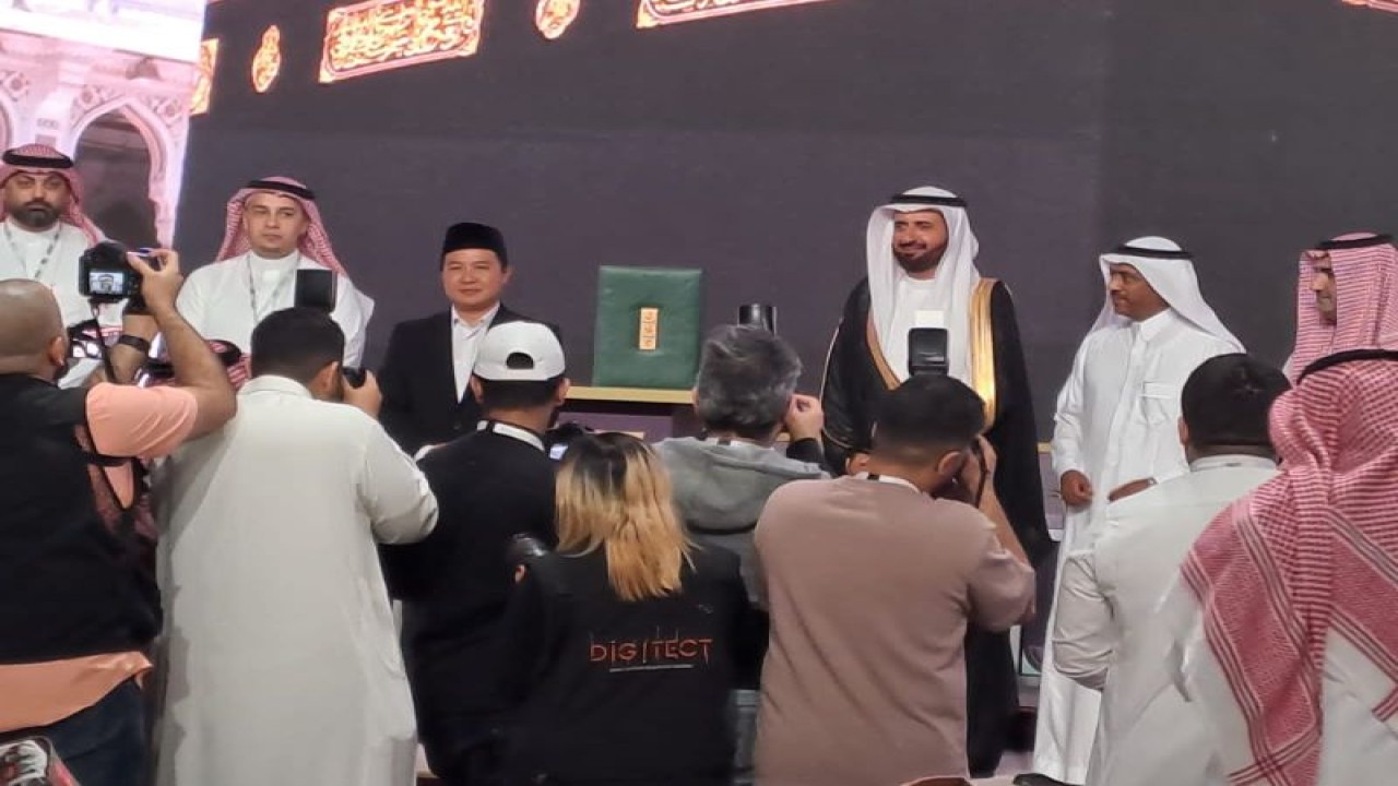 Direktur Jenderal Penyelenggaraan Haji dan Umrah Kementerian Agama Hilman Latief saat menerima penghargaan penyelenggaraan haji dari Kementerian Haji dan Umrah Arab Saudi. (ANTARA/HO-Kemenag)