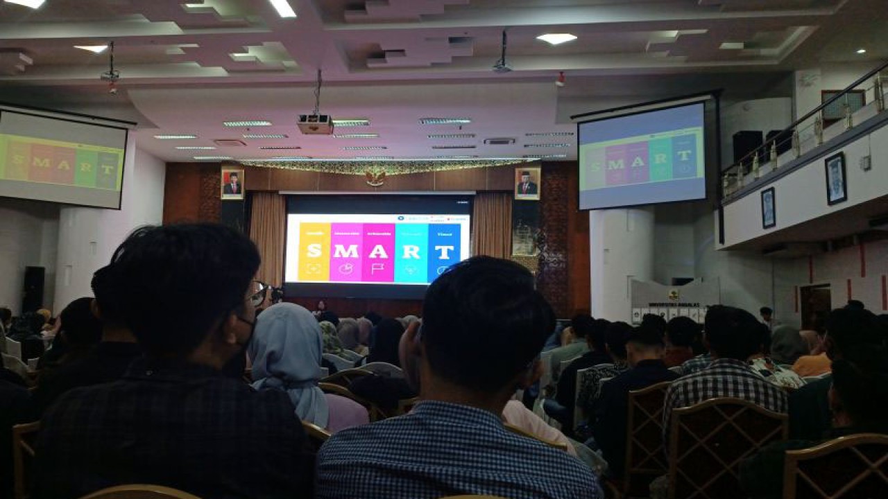 Sekitar 600 calon wisudawan Unand memperhatikan pemaparan pemateri tentang kondisi pasar kerja yang akan mereka masuki setelah lulus. (ANTARA/Miko Elfisha)