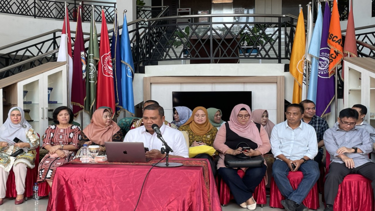 Rektor Universitas Negeri Gorontalo (UNG) Eduart Wolok (depan) (FOTO ANTARA/Debby Mano)