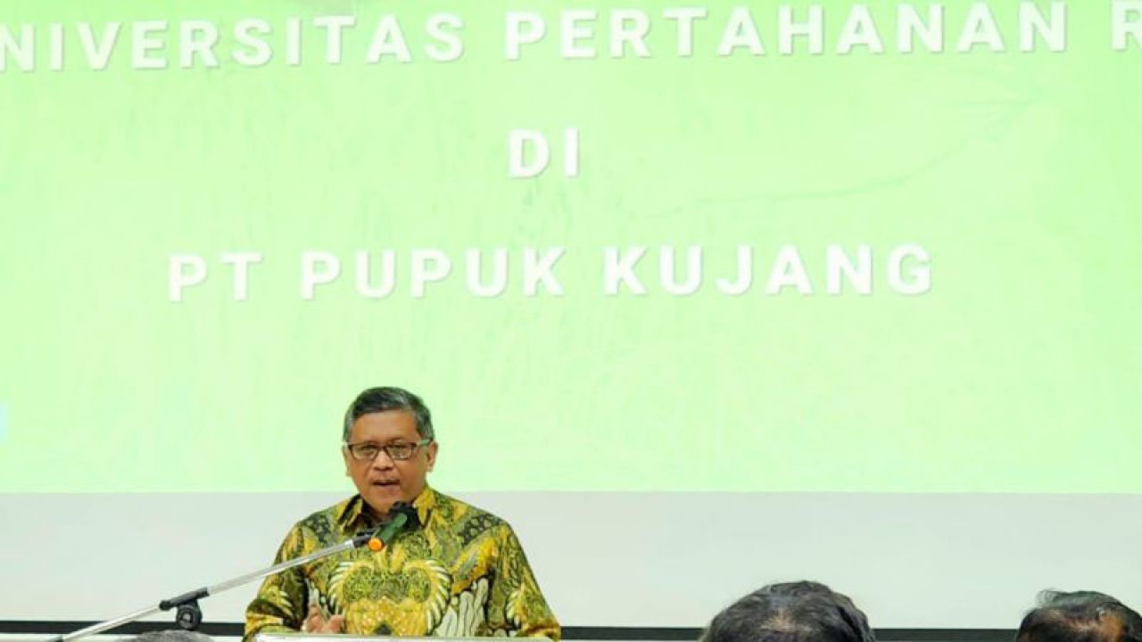 Doktor Ilmu Pertahanan dari Universitas Pertahanan (Unhan) Hasto Kristiyanto selaku dosen pengajar saat mendampingi mahasiswa Universitas Pertahanan (Unhan) RI melakukan kunjungan lapangan ke Pabrik PT Pupuk Kujang di Cikampek, Jawa Barat, Rabu (18/1/2023). ANTARA/HO-Humas PDIP.