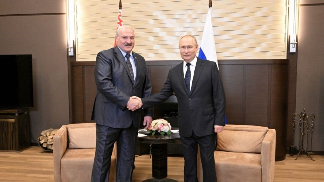 Presiden Rusia Vladimir Putin berjabat tangan dengan Alexander Lukashenko, mitranya dari Belarusia selama pertemuan di Sochi, Rusia, Senin (23/5/2022). Sputnik/Ramil Sitdikov/Kremlin via REUTERS/WSJ/sad. (via REUTERS/SPUTNIK)