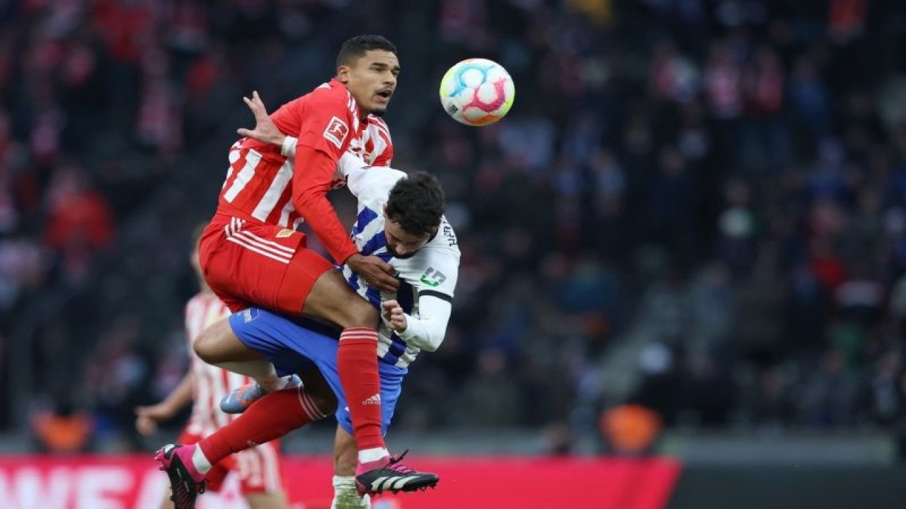Bek Union Berlin Danilho Doekhi (kiri) dan penyerang Hertha Berlin Marco Richter berduel memperebutkan bola pada pertandingan Liga Jerman yang dimainkan di Olympiastadium, Berlin, Sabtu (28/1/2023). (ANTARA/AFP/RONNY HARTMANN)