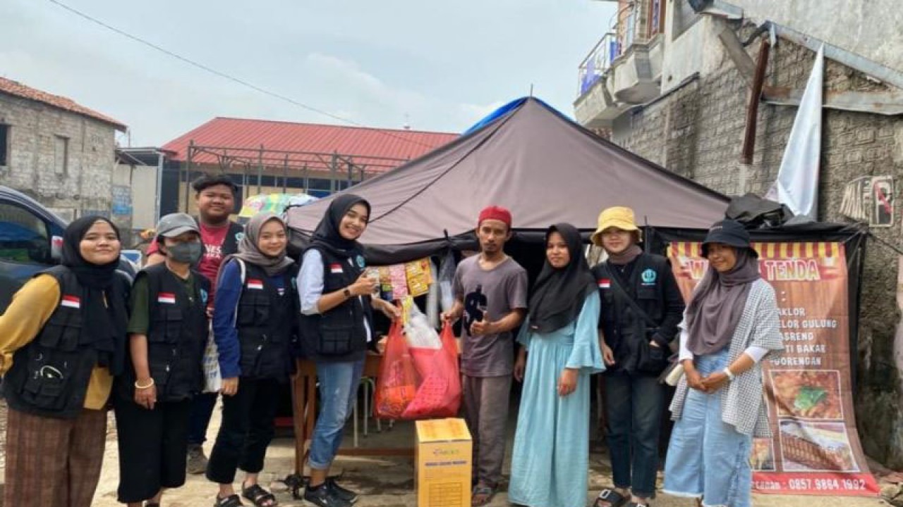 Mahasiswa MBKM Universitas Langlang Buana, Bandung, menyerahkan bantuan alat produksi bagi pelaku UMKM korban gempa Cianjur, Jawa Barat.(ANTARA/Ahmad Fikri).