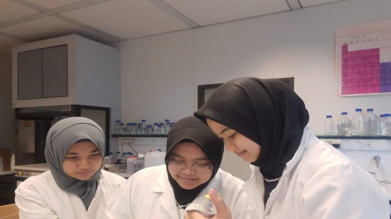 Foto dok. Oryza (kanan) di laboratorium Flensburg University of Applied Science, Jerman. (ANTARA/HO-Humas Unej)