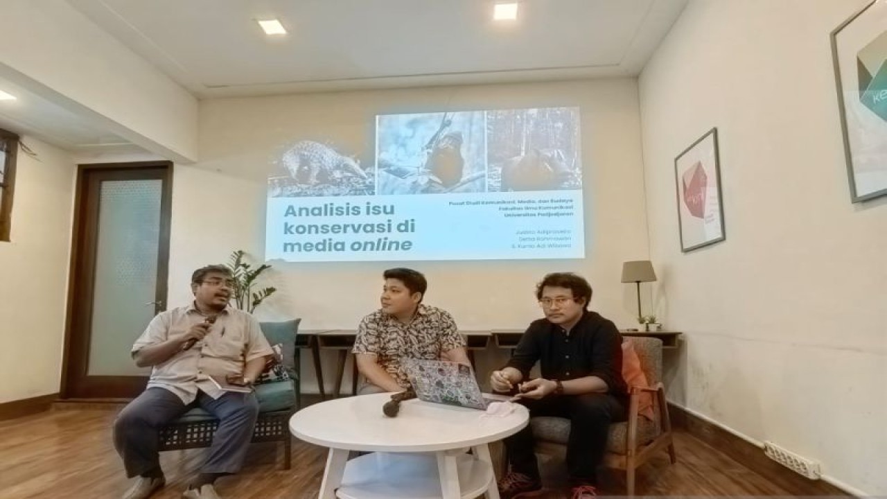 Akademisi sekaligus peneliti dari Pusat Studi Komunikasi, Media, dan Budaya Fakultas Ilmu Komunikasi Universitas Padjadjaran Justito Adiprasetio (kanan) dalam kegiatan penguatan kapasitas jurnalis tentang pengarusutamaan risiko zoonosis melalui pendekatan One Health dan revisi Undang-Undang Nomor 5 Tahun 1990 tentang konservasi di KeKini Coworking Space, Jakarta, Selasa (24/1/2023). (ANTARA/Sugiharto purnama)