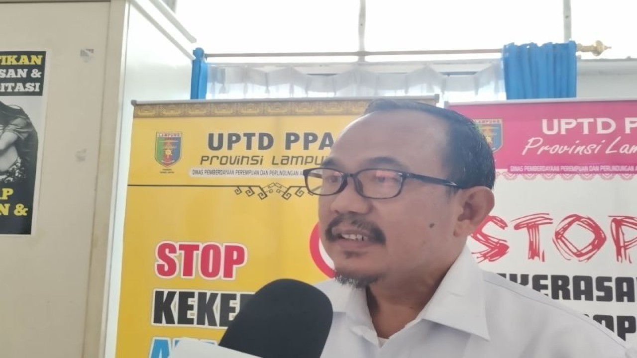 Kepala Unit Pelaksana Teknis Daerah (UPTD) Perlindungan Perempuan dan Anak (PPA) Provinsi Lampung Amsir saat memberi keterangan. ANTARA/Ruth Intan Sozometa Kanafi.